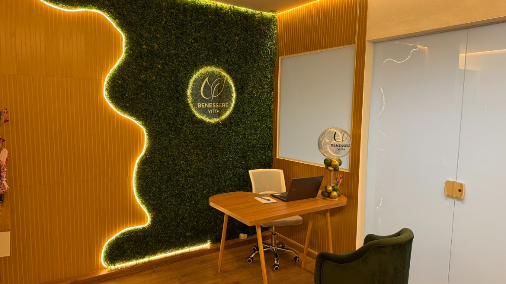 Recepção acolhedora com jardim vertical na Benessere Vitta, Valinhos
